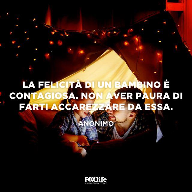 Frase sulla felicità dei bambini Padre e figlia in tenda