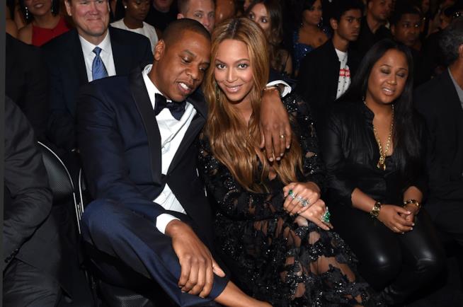 Beyoncé e Jay Z con i loro gemelli nella nuova casa di Malibù Primo piano di Jay Z e Beyoncé