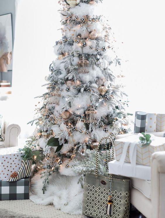 Albero innevato Albero di Natale con neve