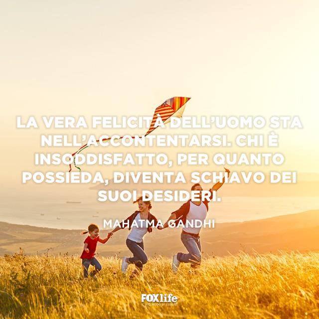 Citazione sulla felicità Famiglia gioca con un aquilone