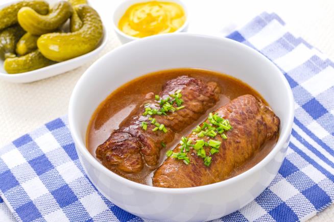 Braciola di maiale farcita con lardo e pecorino e cotta nella passata di pomodoro Braciola di maiale