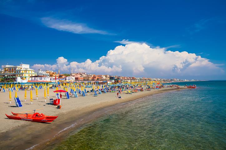 Ostia Spiaggia con ombrelloni e lettini a Ostia.