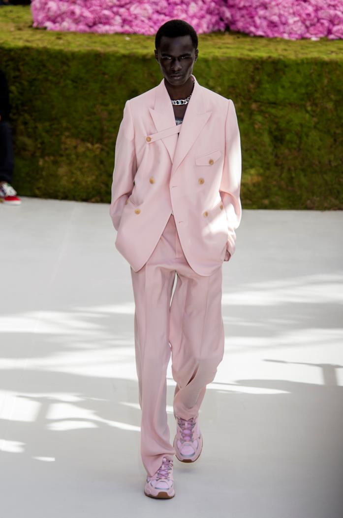 Sfilata Dior Uomo Completo rosa nella sfilata Dior