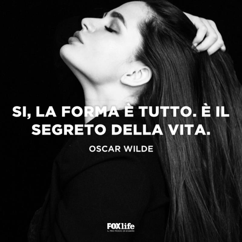 Frase forma Ragazza si accarezza i capelli