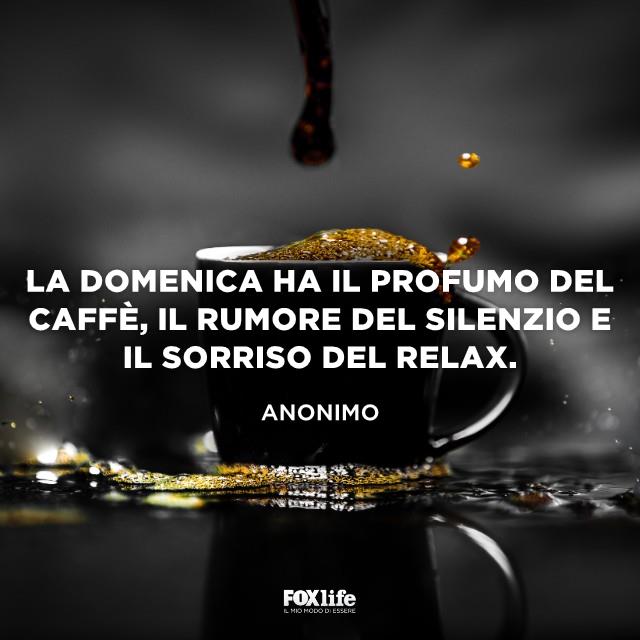 La domenica è al profumo di caffè tazza di caffè su un tavolo