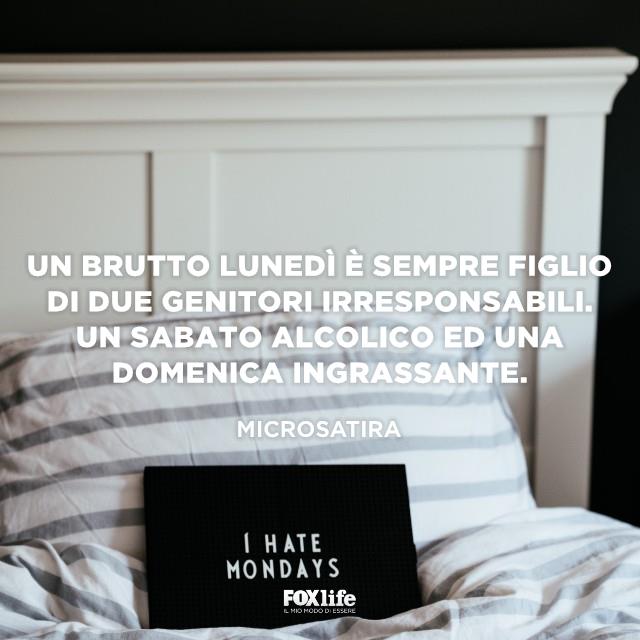 Brutto lunedì Letto con una lavagna con scritto io odio il lunedì