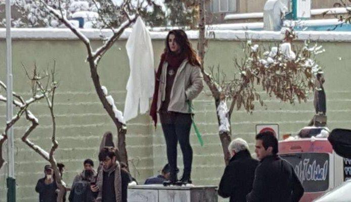 le donne contro il velo in Iran rischiano fino a 10 anni di carcere Narges Hosseini