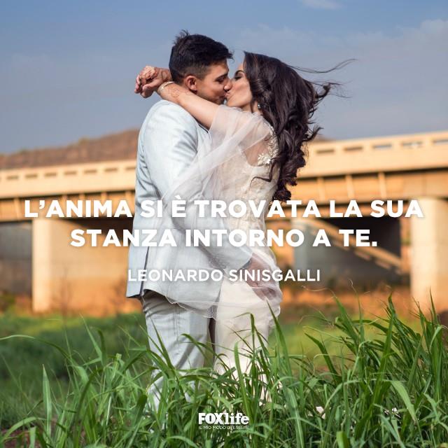 Frase Sinisgalli Coppia si abbraccia in un prato