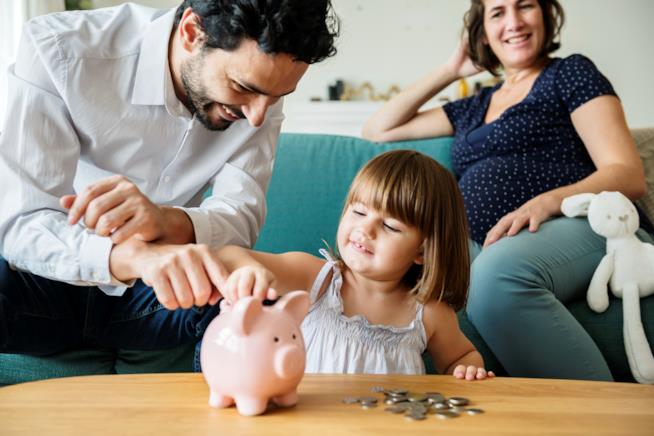Figli economicamente responsabili: cinque regole per insegnare a tuo figlio a gestire il denaro. Una famiglia riunita.