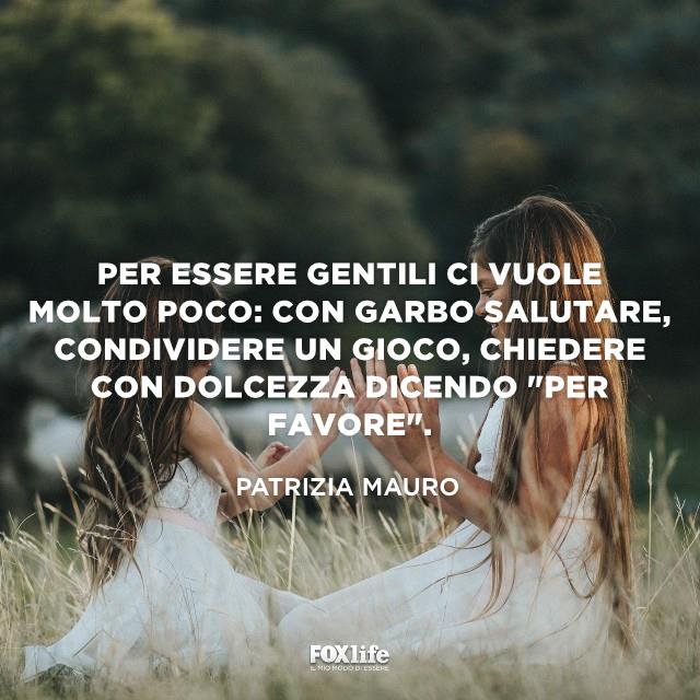 Frase Mauro Bambine giocano sedute su un prato