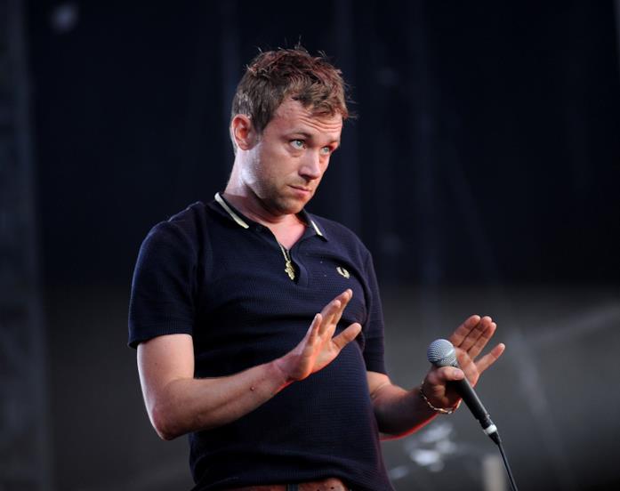 Damon Albarn Damon Albarn in Fred Perry sul palco