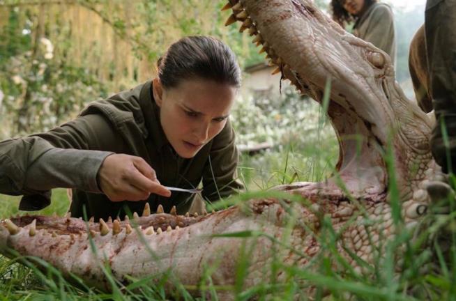 Annihilation: le prime immagini e il primo teaser con protagonista Natalie Portman Natalie Portman esamina uno strano alligatore in Annihilation
