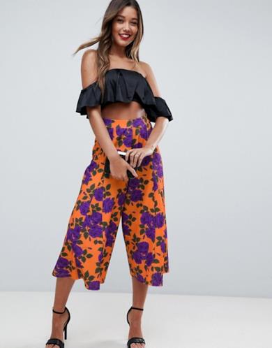 Pantaloni cropped arancioni e viola, modello palazzo a fiori