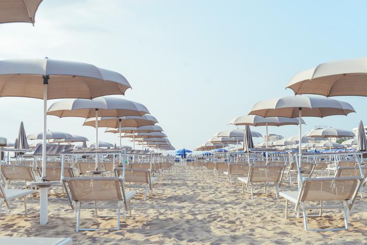 Riccione Distesa di ombrelloni bianchi sulla spiaggia di Riccione