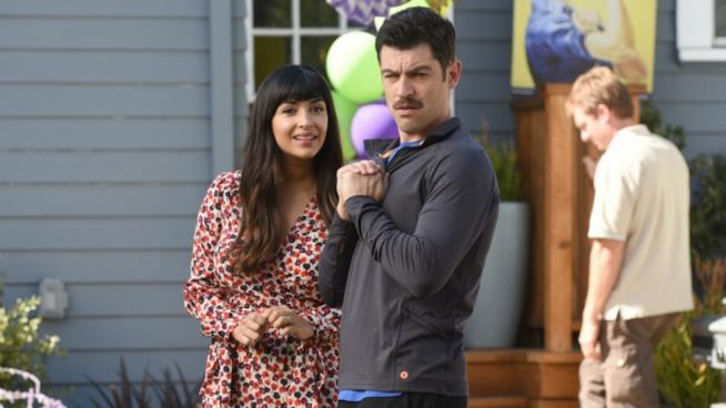 Max Greenfield e Hannah Simone nella settima stagione di New Girl Cece e Schmidt nella settiima stagione di New Girl