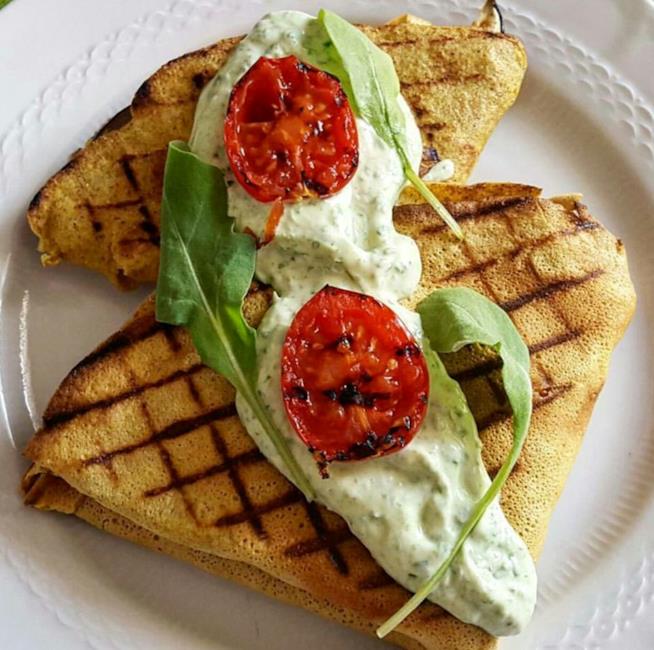 Crespella integrale con ripieno di ceci e salsa di yogurt e rucola Crespella farcita con salsa sopra