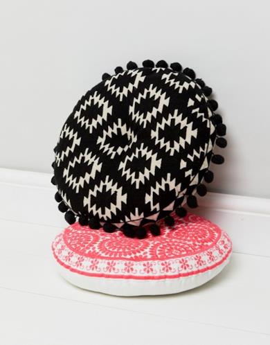 Cuscino nero con ricami e pompon