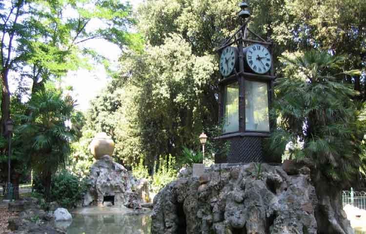 Nel cuore di Villa Borghese, il bellissimo (e spesso sconosciuto) orologio ad acqua. L'orologio ad acqua al Pincio.