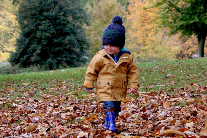 Idee creative per passare del tempo di qualità con i bambini Bambino nelle foglie