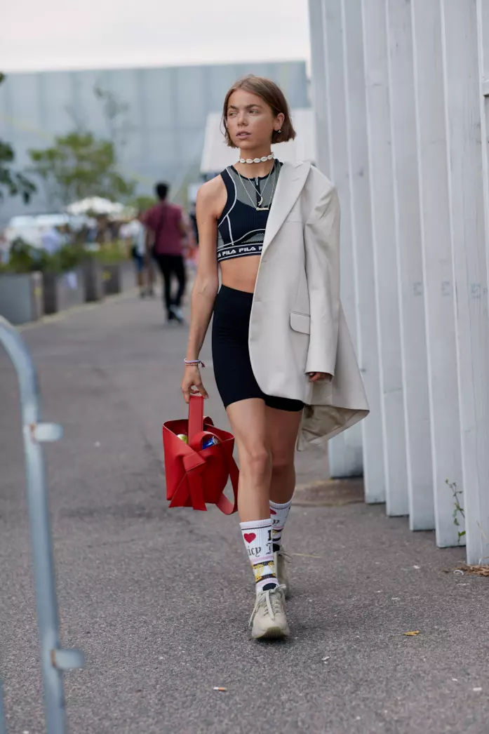 Come abbinare le sneakers L'outfit urban con biker shorts e blazer
