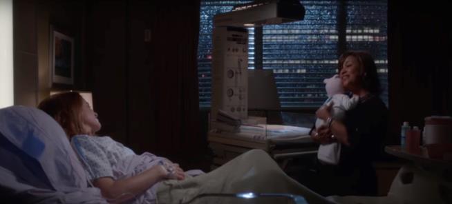 Catherine Avery coccola la figlia di April e Jackson, sua nipotina Catherine nella stanza di ospedale di April Kepner