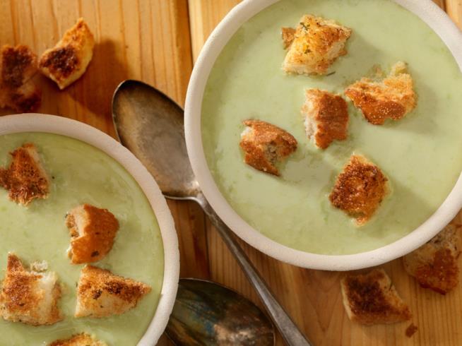 Zuppa di cetrioli fredda: la ricetta con yogurt e verdura di stagione a luglio Zuppa di cetrioli fredda