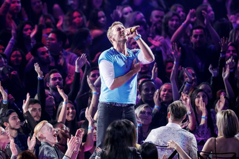 Tutto sul primo concerto milanese dei Coldplay Chris Martin dei Coldplay durante un concerto