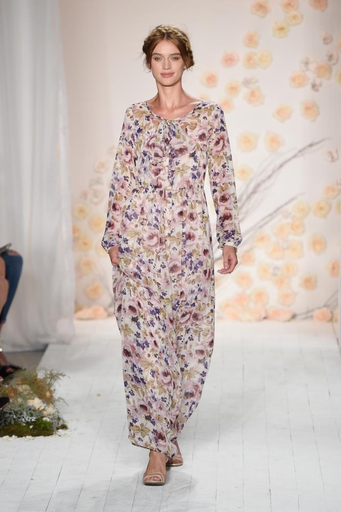 Maxi dress a maniche lunghe e scarpe basse Abito lungo a fiori e sandali flat