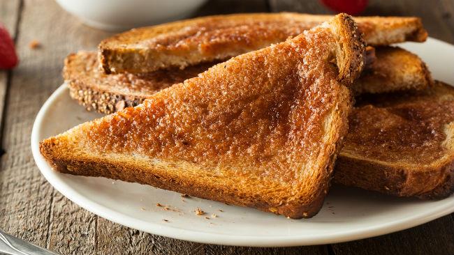 Pane tostato a colazione per chi fa sport Gli sportivi a colazione devono preferire il pane tostato ai dolci