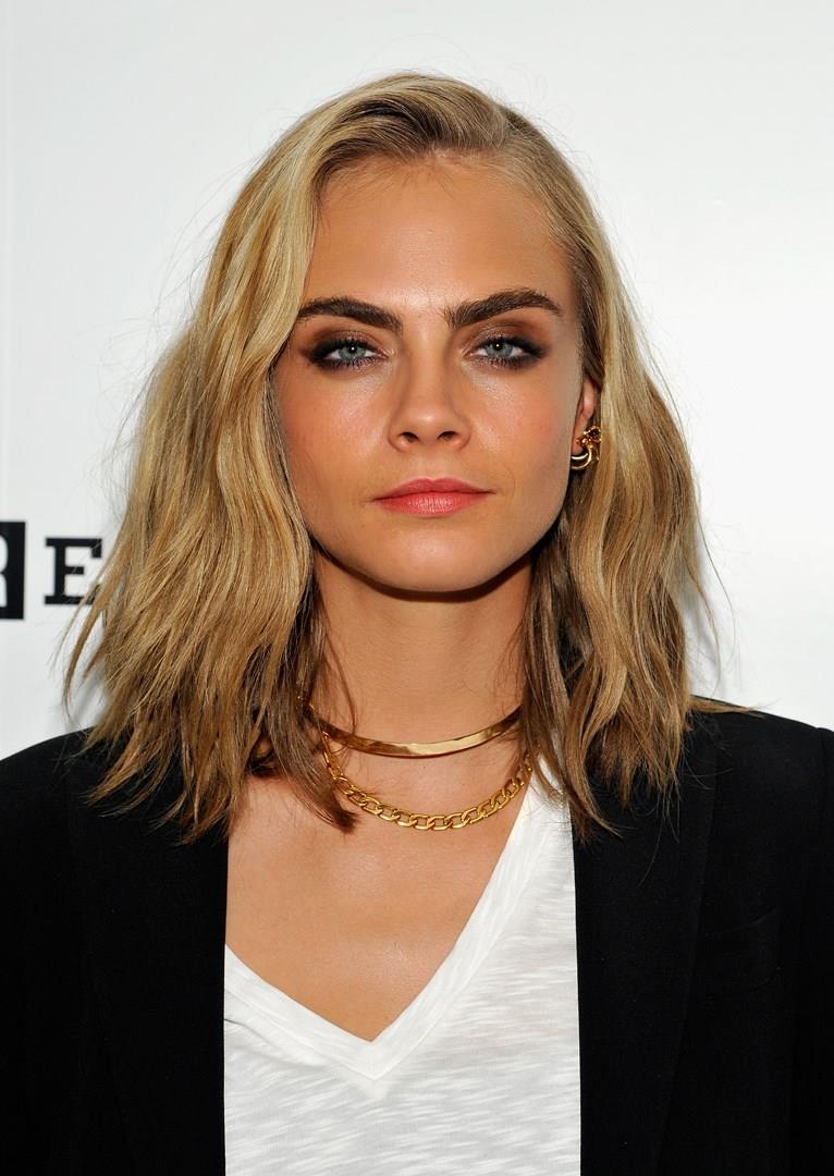 Cara Delevingne con taglio medio lungo Cara Delevingne long bob