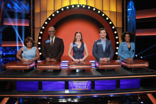 Celebrity Family Feud: i cast di Grey's Anatomy e Station 19 si sfidano Celebrity Family Feud: un'immagine del cast di Grey's Anatomy