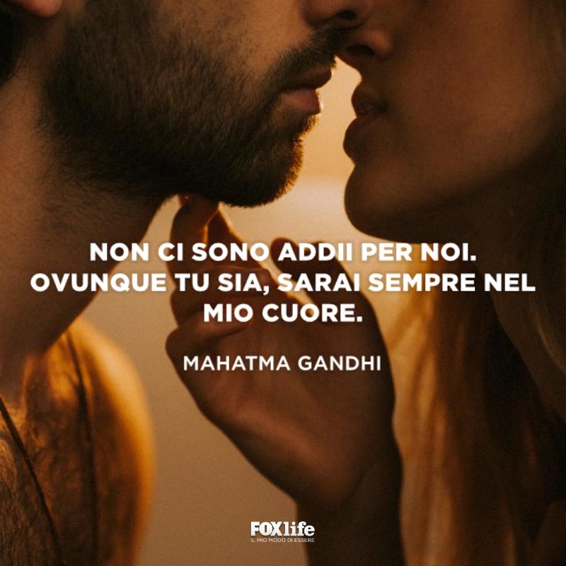 Citazione Gandhi Coppia in procinto di baciarsi