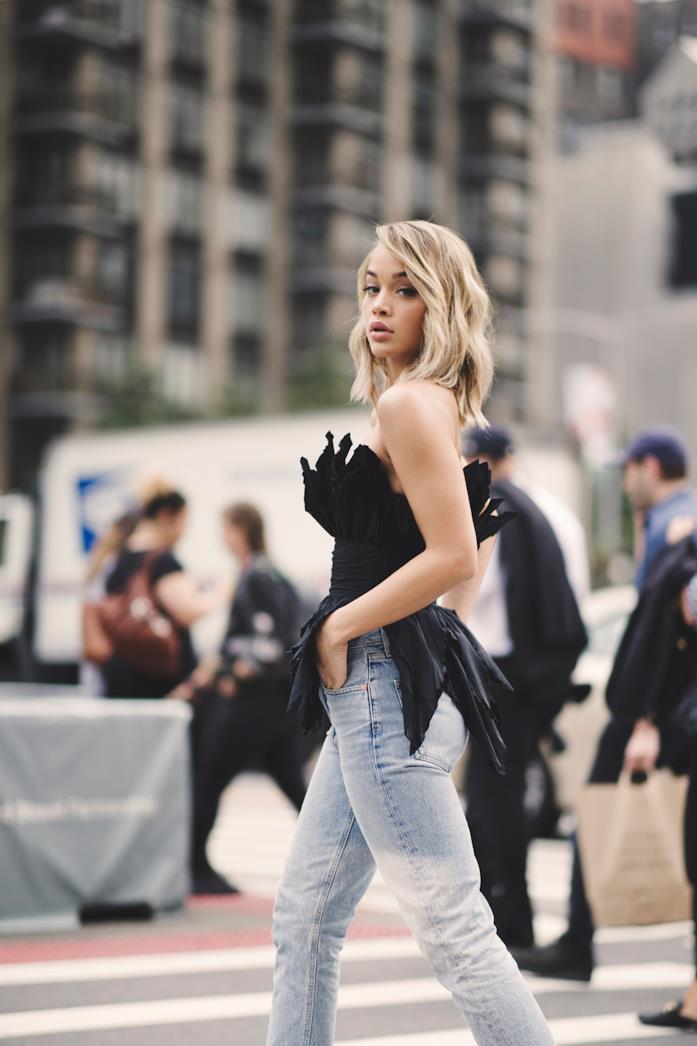 Outfit casual per la sera Outfit casual per la sera corpetto nero elaborato con skinny jeans
