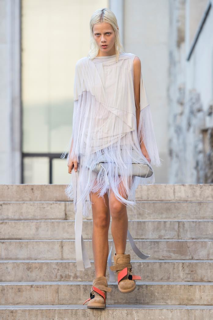 Parigi SS19 Rick Owens Birkenstock Modella sfila a Parigi x Rick Owens con stivali Birkenstock