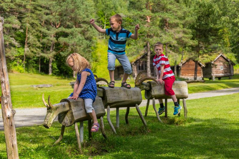 Bambini norvegesi al Nordfjord Folk Museum bambini giocano in un parco
