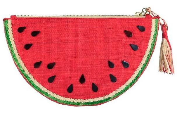 Pochette in rafia a forma di anguria di tendenza per l'estate 2018 In rafia e a forma di frutta, la pochette di moda per l'estate 2018