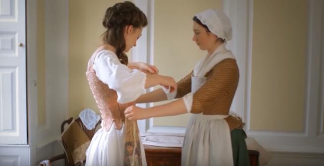 La routine per vestirsi nel 1800 Una donna si veste nel 1800