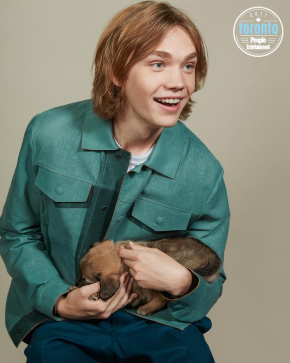 Charlie Plummer tiene in braccio un cucciolo