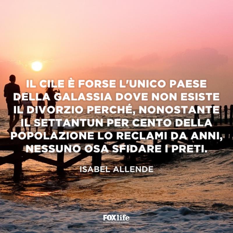 Frase sul divorzio Famiglia cammina lungo un pontile