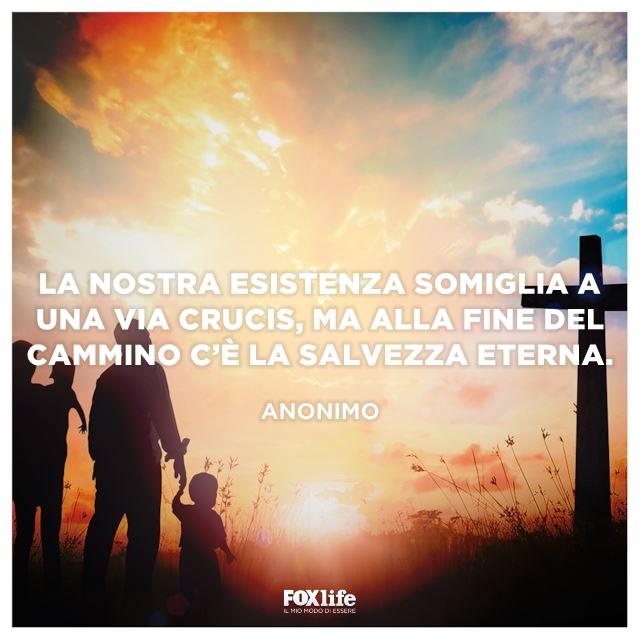 La vita è una via crucis Famiglia di fronte a una croce