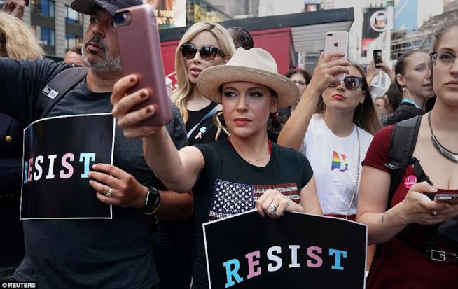 #MeToo in un hashtag la denuncia di un milione di donne abusate L'attrice Alyssa Milano