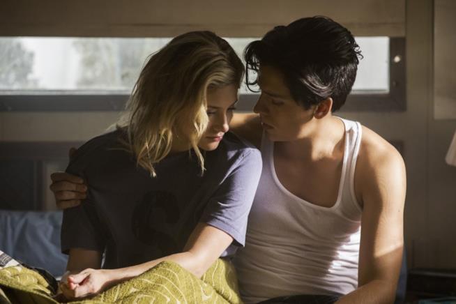 I momenti più teneri tra Lili Reinhart e Cole Sprouse Betty e Jughead in un'immagine da Riverdale