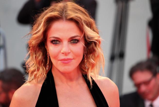 Ammore e Malavita: il La La Land Italiano parla (e canta) napoletano Claudia Gerini a Venezia 74