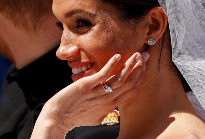 L'anello uguale a quello di Meghan Markle Meghan Markle e l'anello