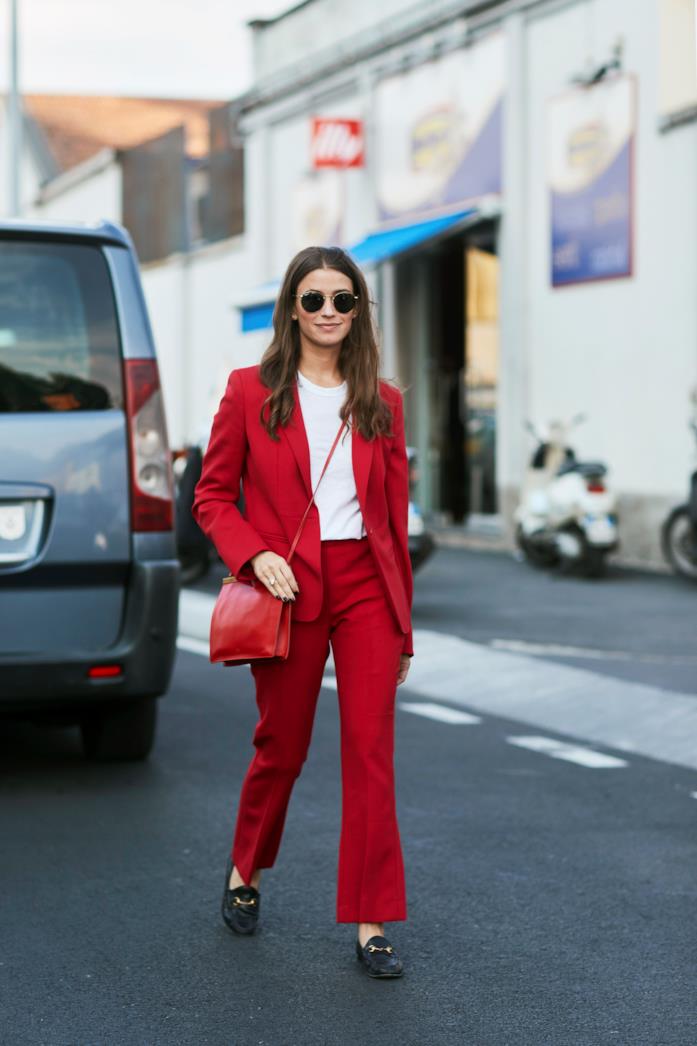 Completo rosso abbinato a t-shirt bianca e mocassini neri Completo giacca-pantalone indossato con t-shirt basic e mocassini