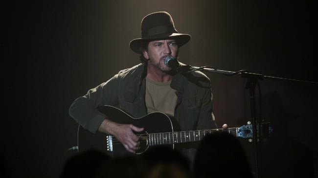 Eddie Vedder ha partecipato come guest star a una puntata di Twin Peaks e la sua performance entra negli annali Eddie Vedder alla chitarra guest di Twin Peaks