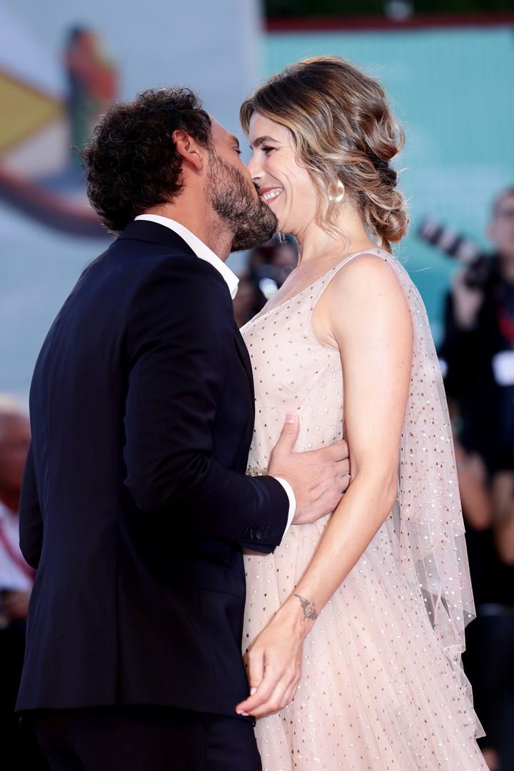 Venezia 76: il primo red carpet di Fabio Troiano ed Eleonora Pedron Fabio Troiano bacia Eleonora Pedron a Venezia