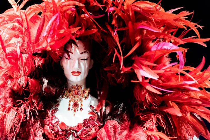 Piume e gioielli sfavillanti nei capi più iconici di Thierry Mugler