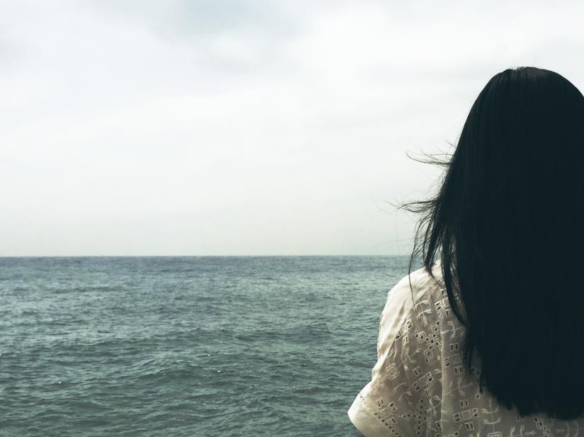 Ecco come prendersi cura dei propri capelli neri: il vademecum. Una donna con i capelli neri