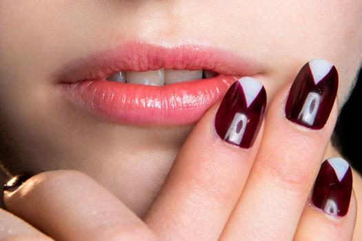 Unghie con smalto bordeaux Unghie con smalto bordeaux lucido